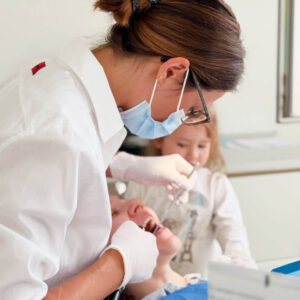 Vera Fisher mit Patientin und Kind