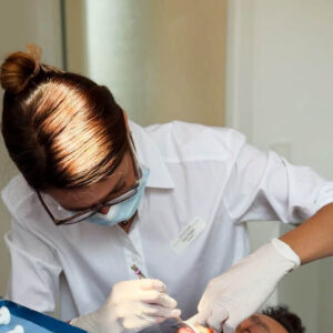 Zahnärztin Vera Fisher in Behandlung