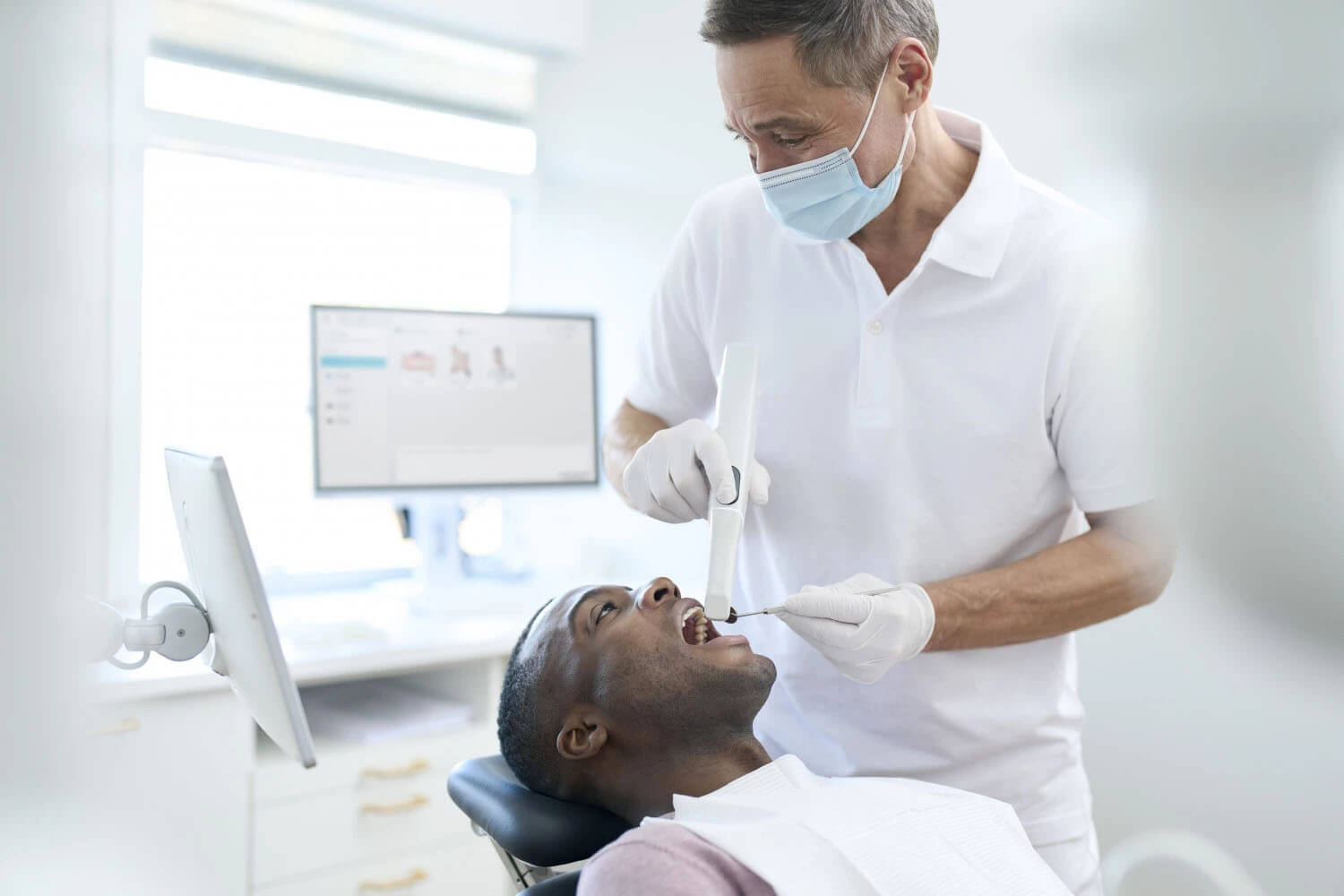 Arzt mit Fläsh Bleaching Gerät